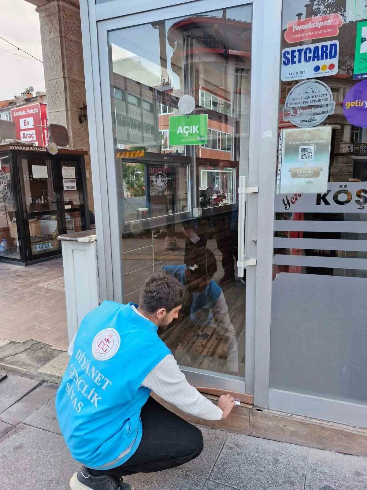 Sivas’ta gençlerden esnafa anlamlı siftah geleneği