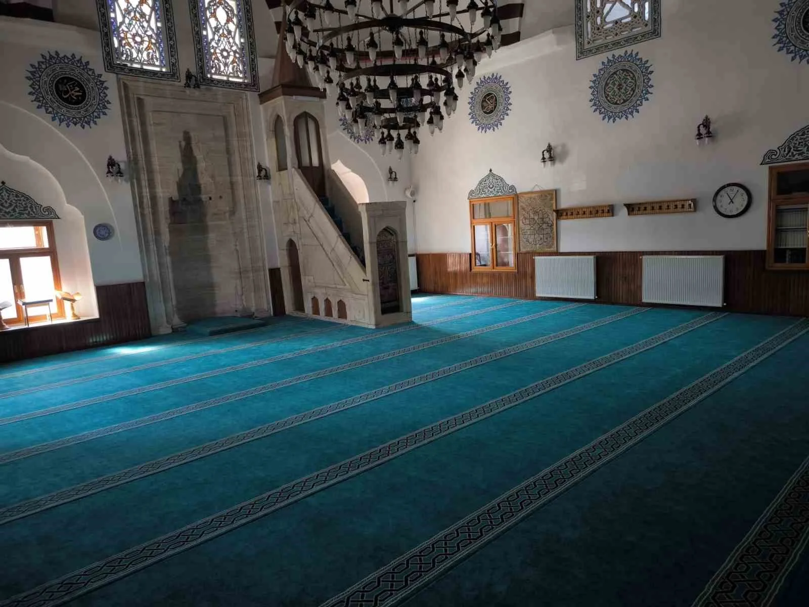 Sivas’ta hayır şartı kapsamında caminin halıları yenilendi