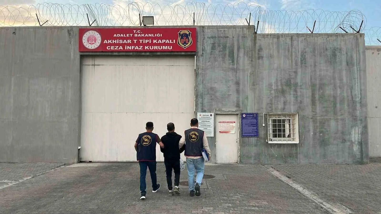 Manisa’da 78 yıl 11 ay hapis cezasıyla aranan şahıs yakalandı