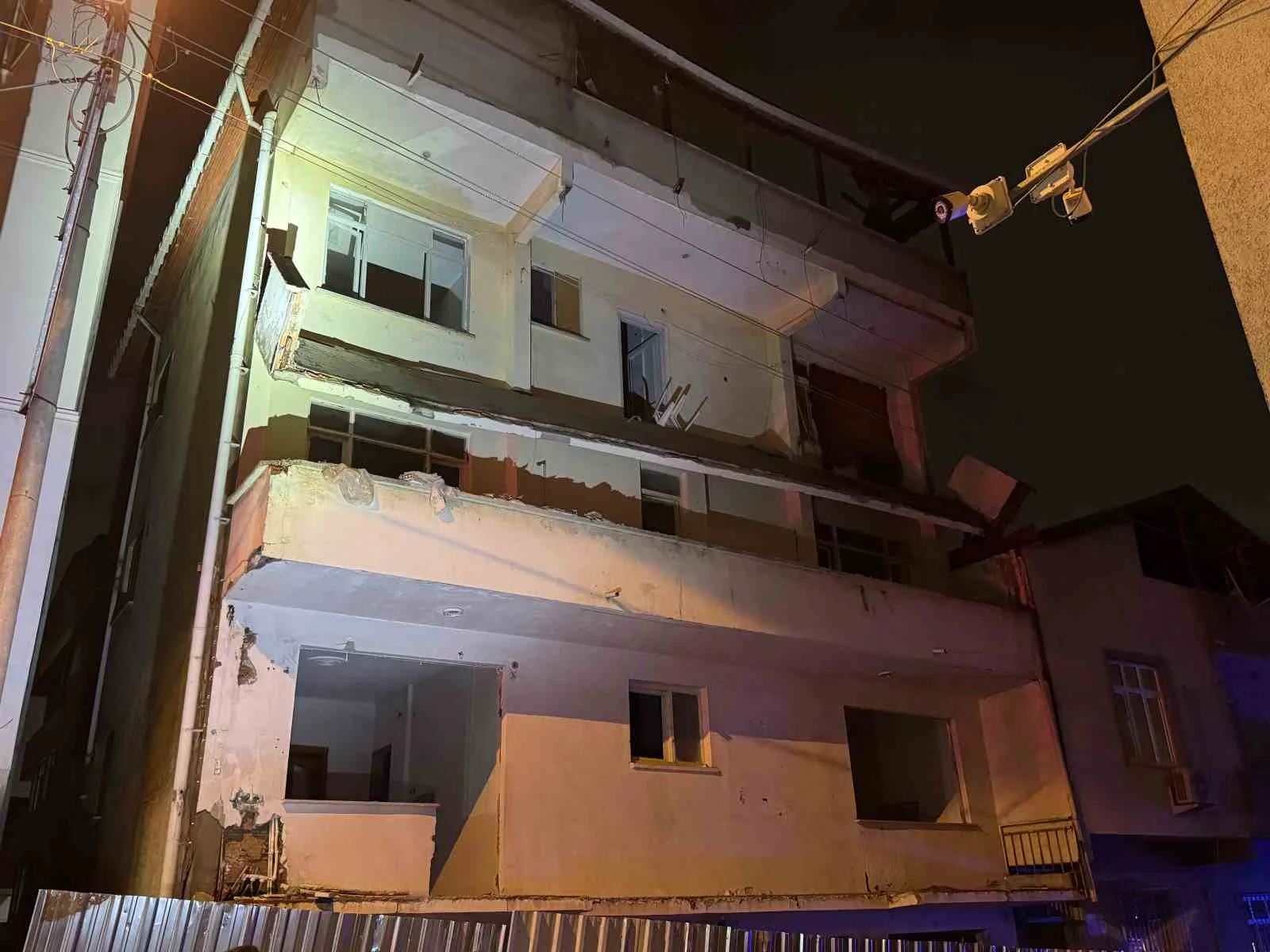 6 ay önce boşaltılan binanın balkonu çöktü: Bitişiğindeki bina tahliye edildi