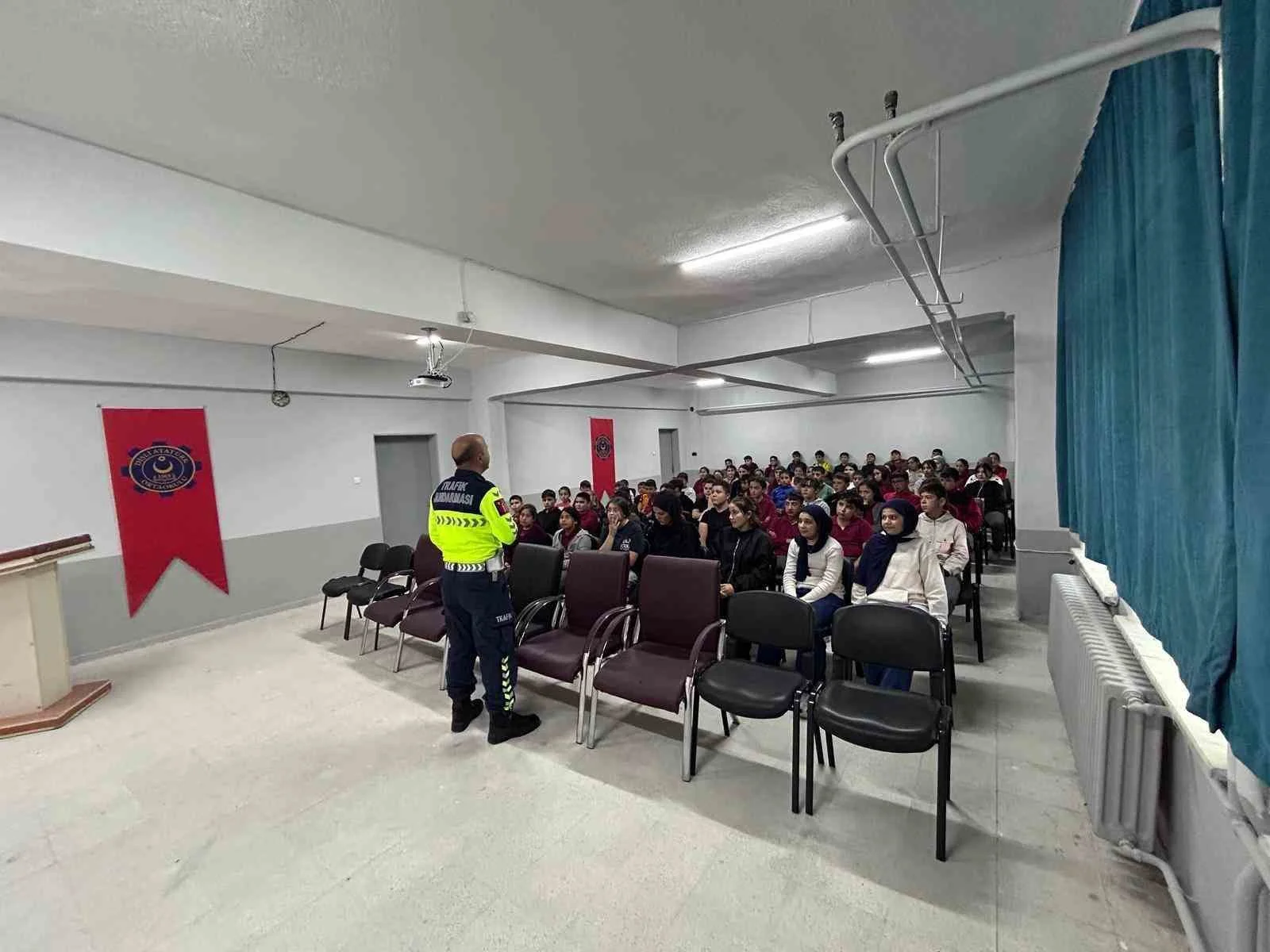 Jandarma 2 bine yakın öğrenciye eğitim verdi