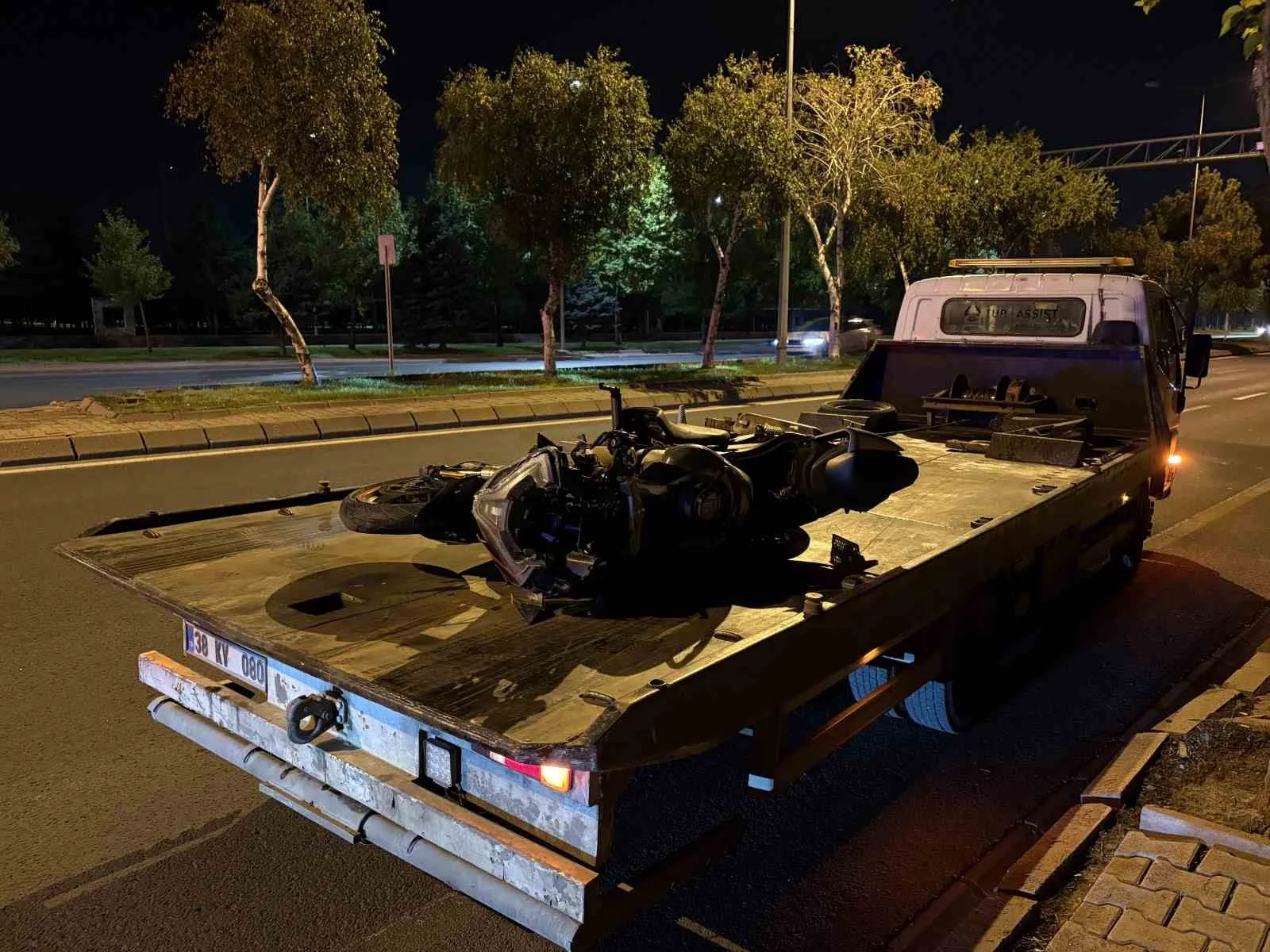 Kayseri’de otomobile ve trafik levhasına çarpan motosiklet sürücüsü 50 metre sürüklendi: 1 ağır yaralı