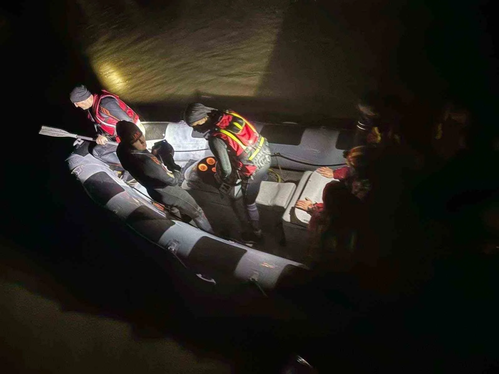 Kemerburgaz’da çatıda can pazarı: Mahsur kalanları jandarma kurtardı