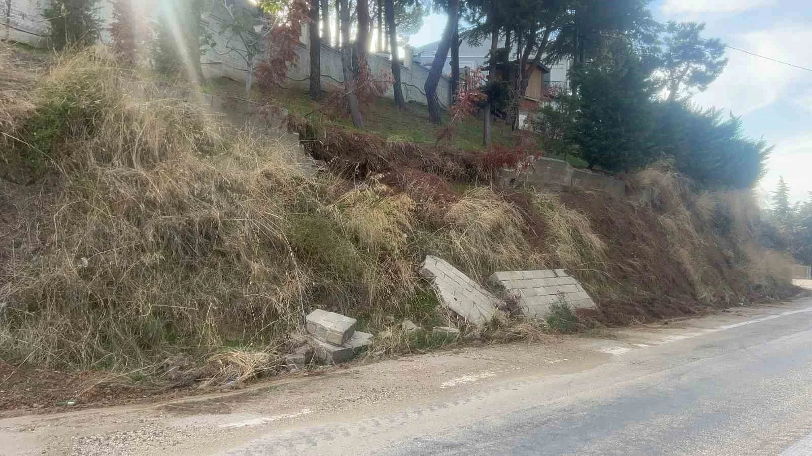 Bursa’da yağışlar istinat duvarını yıktı, duvar parçaları yola düştü