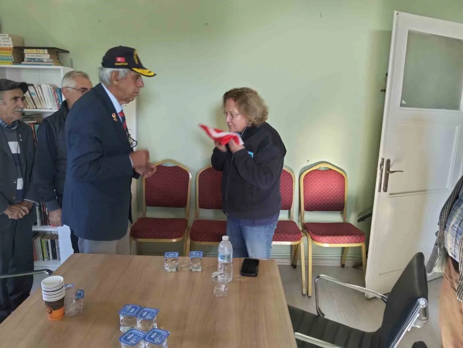 Ayvalıklı gazilerden Kent Konseyi Başkanı Füsun Atay’a anlamlı jest