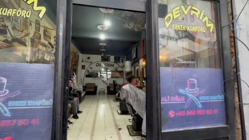 Ağrı’da 14 yaşında başladığı berberlik mesleğinde usta oldu