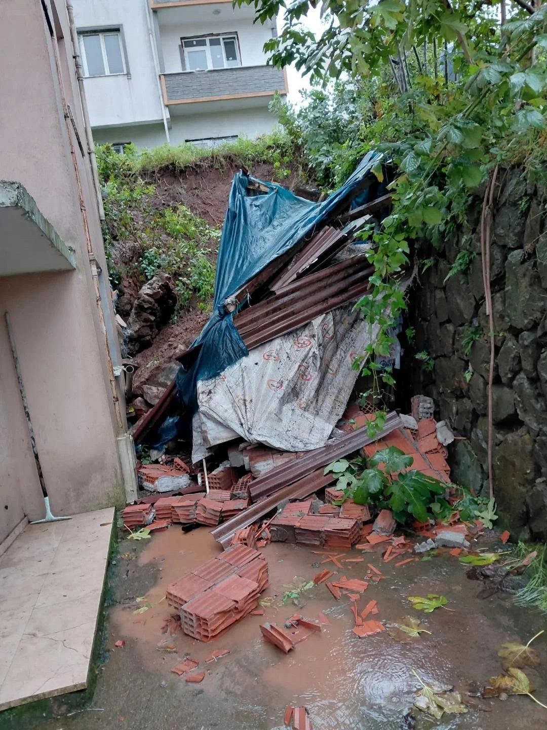 Zonguldak’ta heyelan: Evin bahçesi kaydı, balkon zarar gördü
