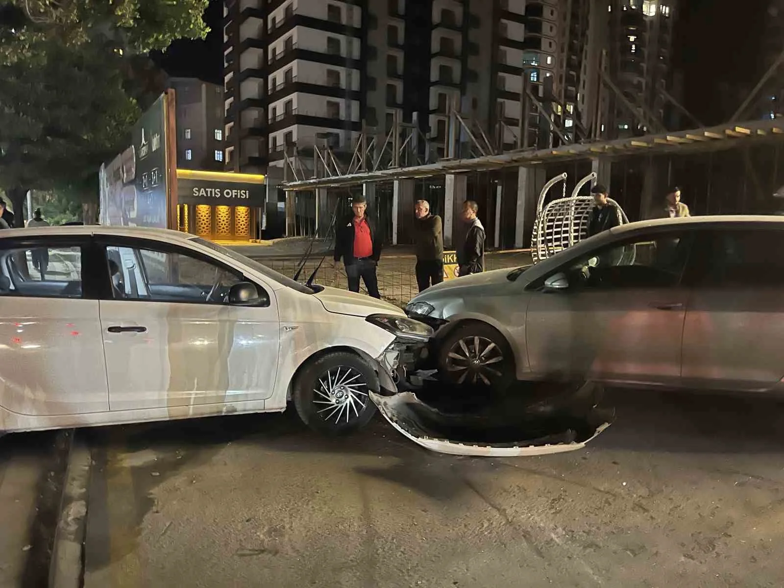 Niğde’de otomobil direğe ve park halindeki araca çarptı: 1 yaralı