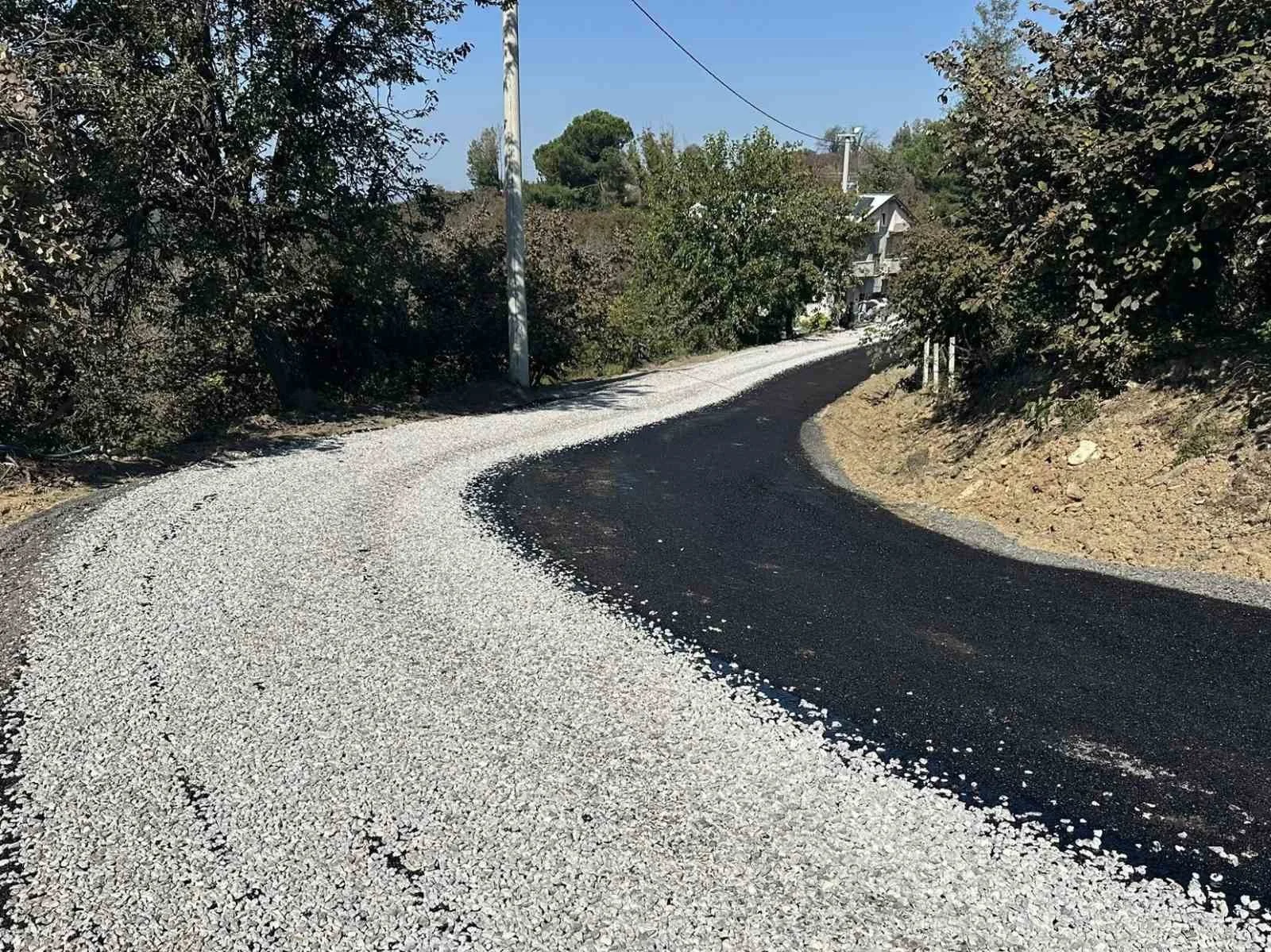 Göktepe köyünün yolu yenileniyor