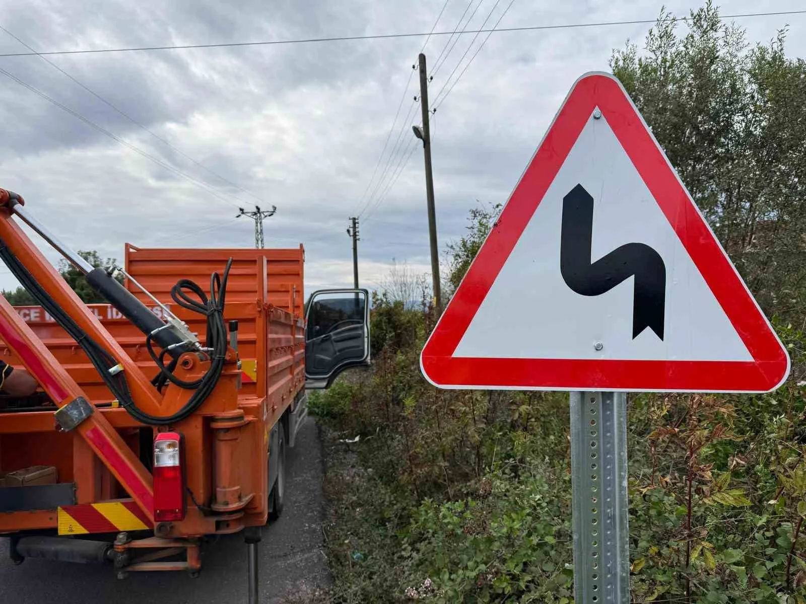 Düzce’de köylerde trafik levhaları yenileniyor