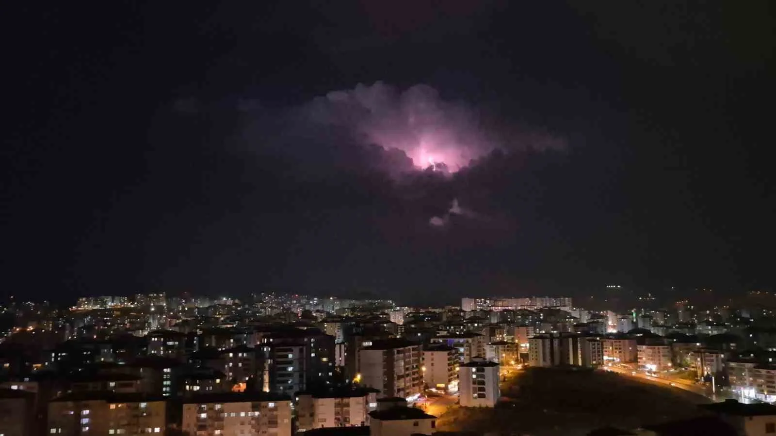 Elazığ’da bulutların arasında şimşek gösterisi
