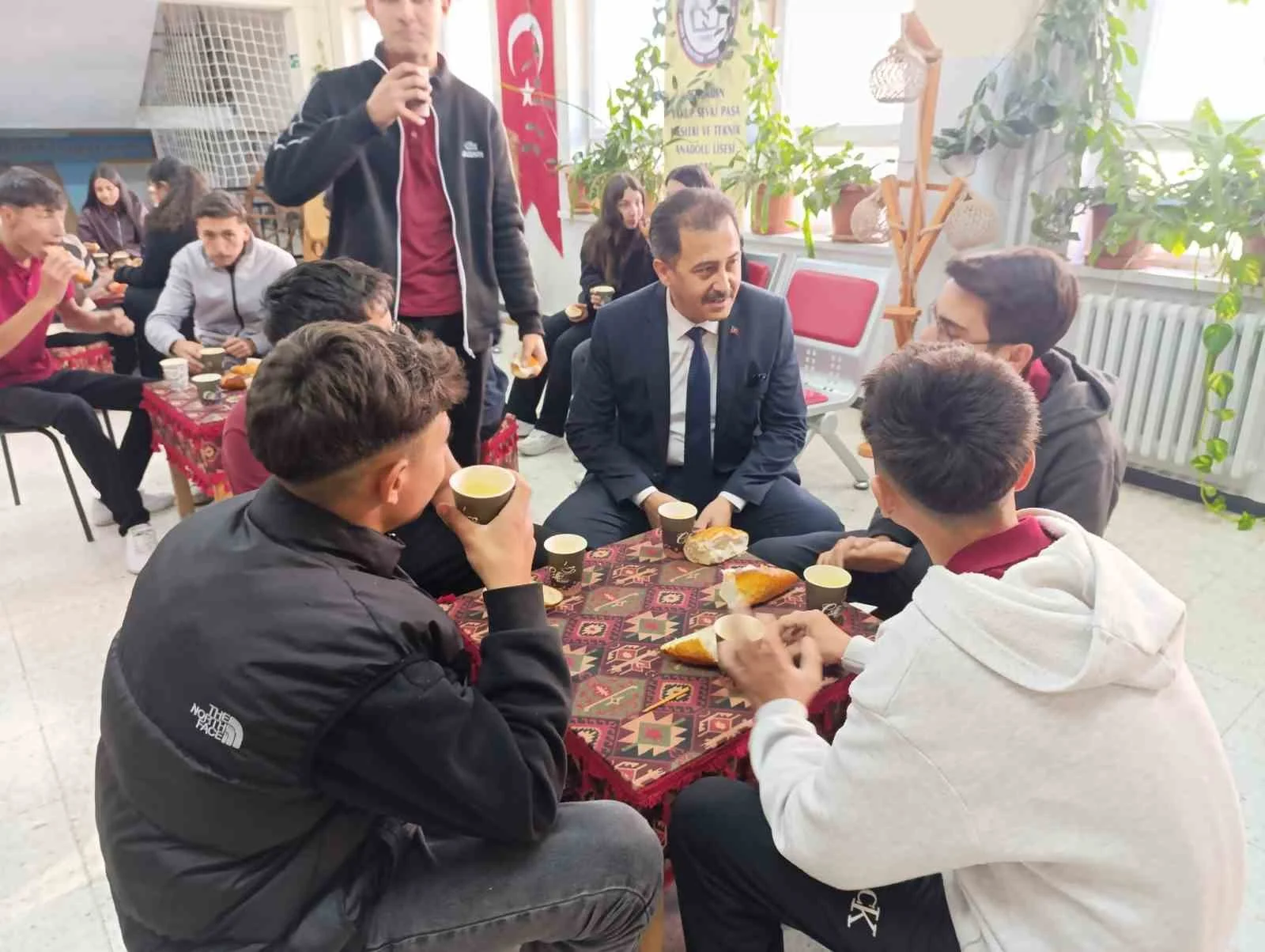 Öğrencilere sıcak çorba ikramı