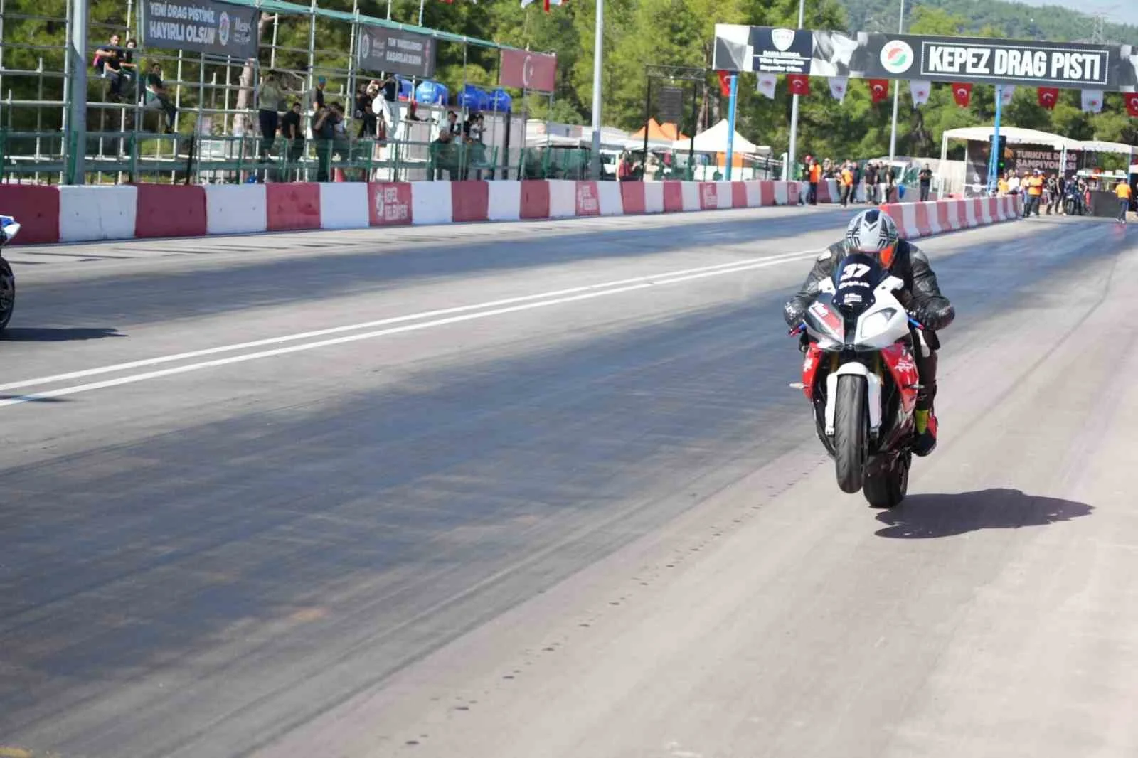 Kepez MotoDrag Şampiyonası’nda motorlar ısındı, final yarın