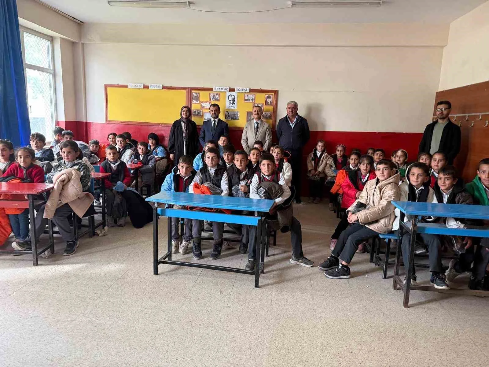 Patnos’ta 100 öğrenciye mont ve bot yardımı