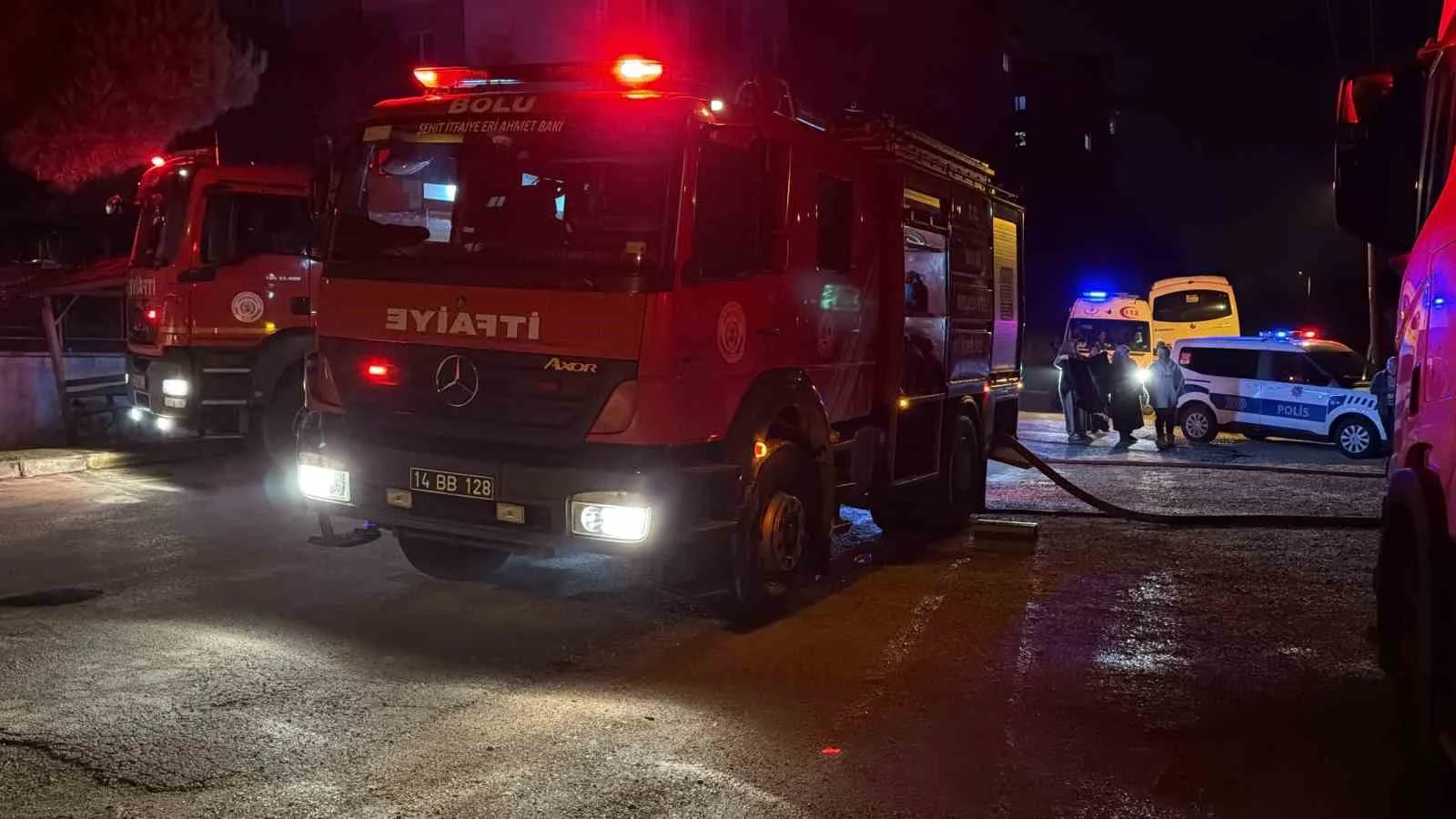 Bolu’da park halindeki tırlar alev alev yandı