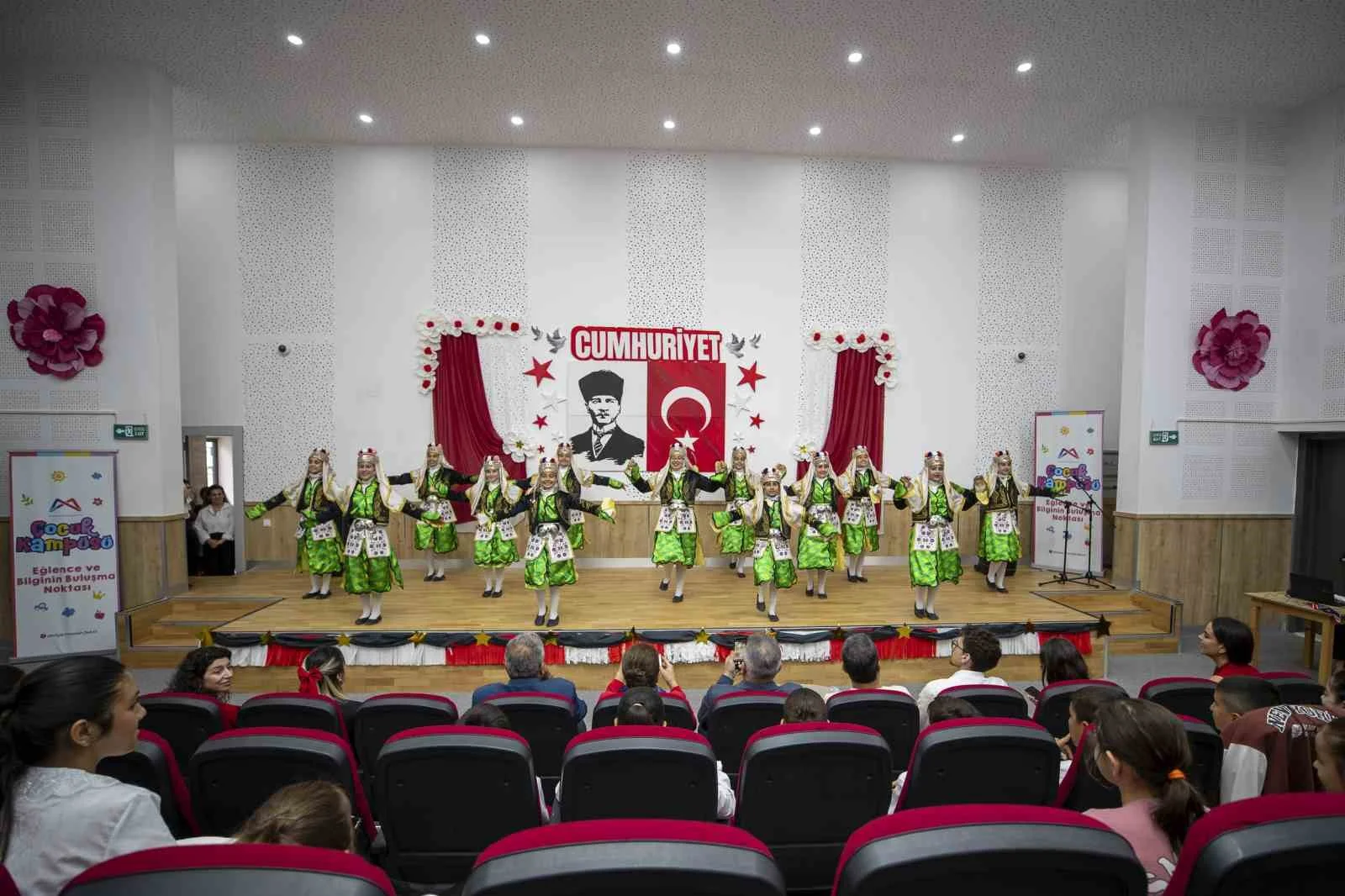 Mersin’de çocuklar Cumhuriyetin 103. yılını coşkuyla kutladı