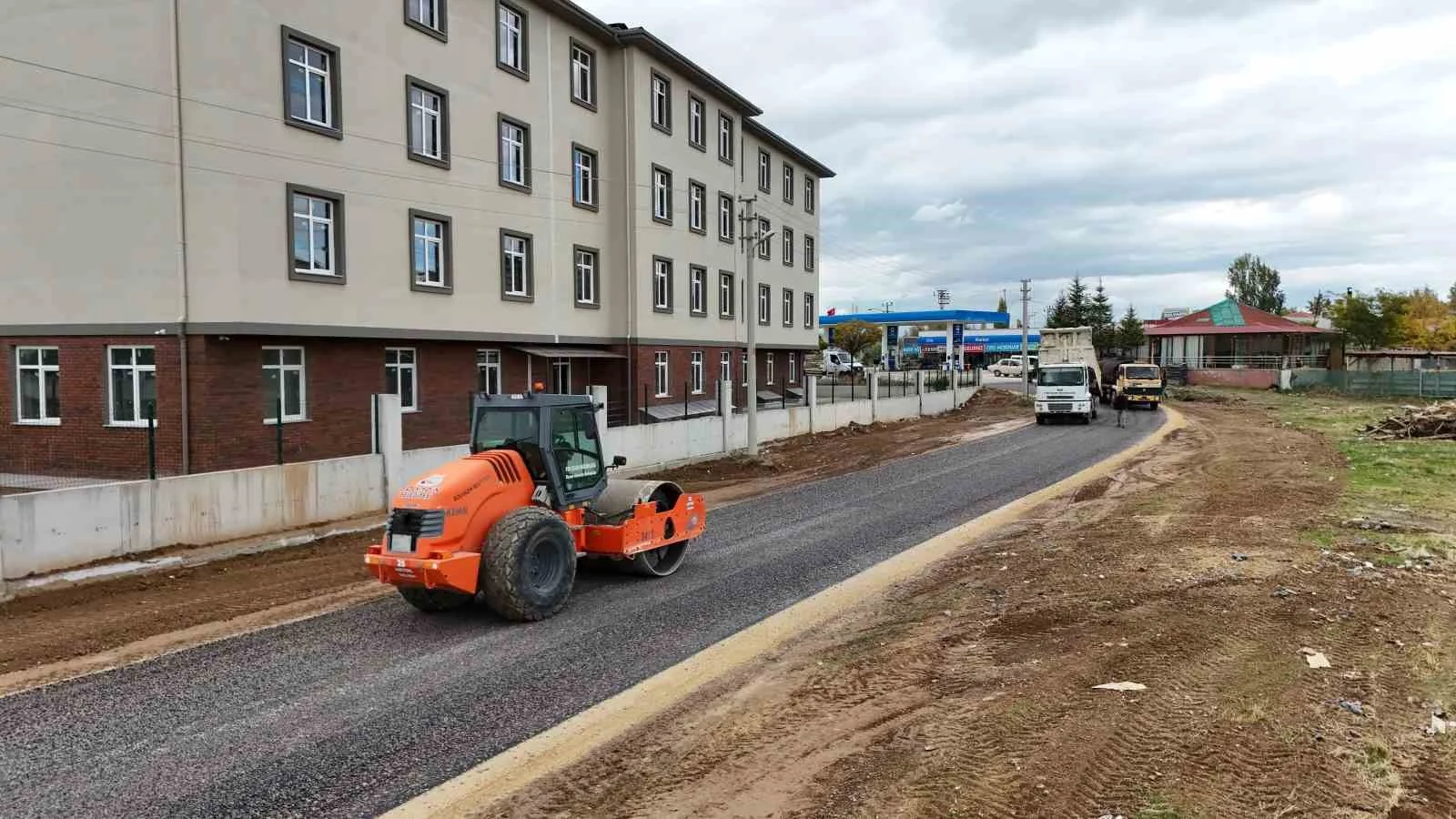 Bolvadin’de Huzurevi yolu sıcak asfalta kavuştu