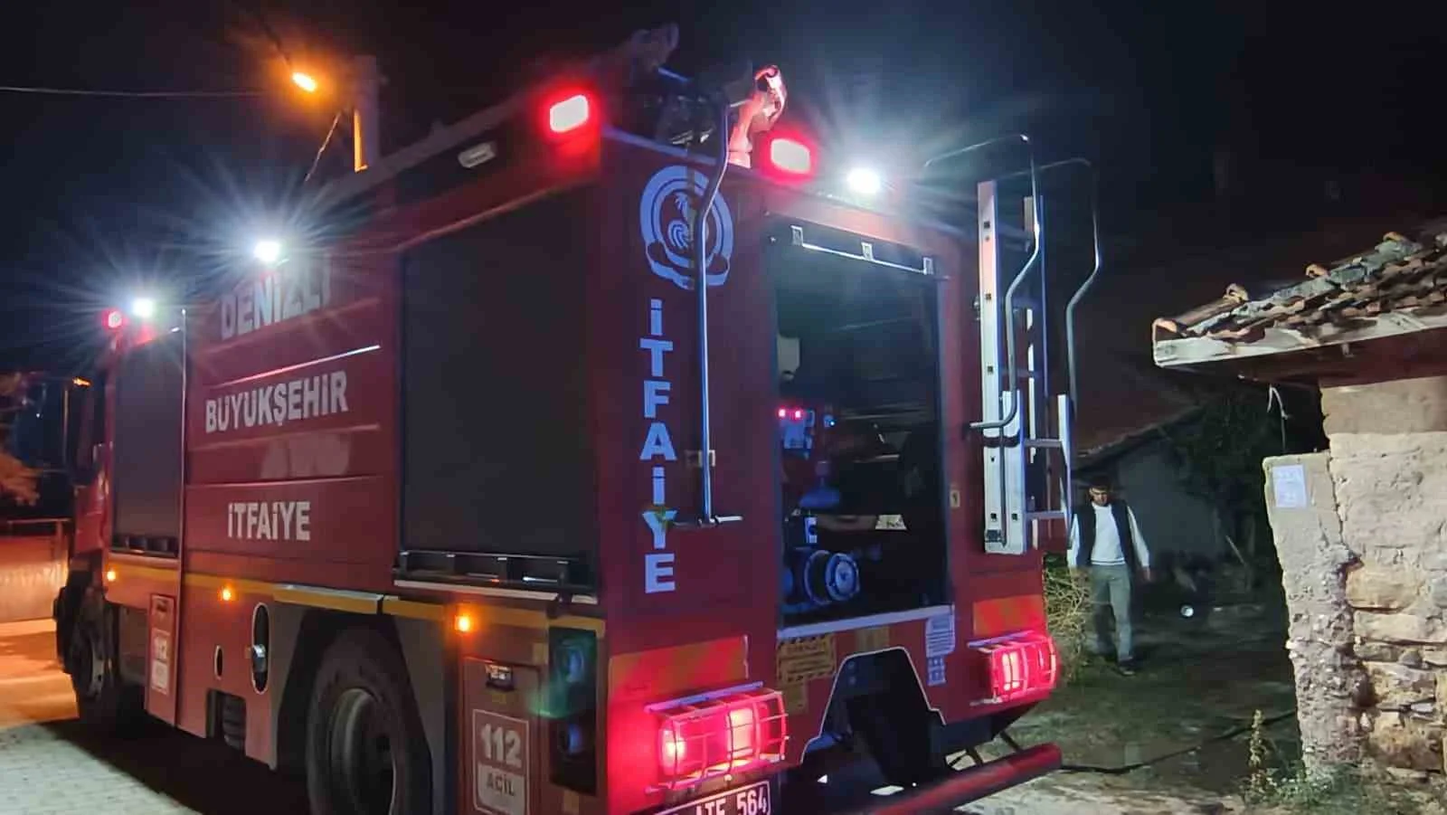 Çivril’de alevler iki tarım aracını kullanılamaz hale getirdi
