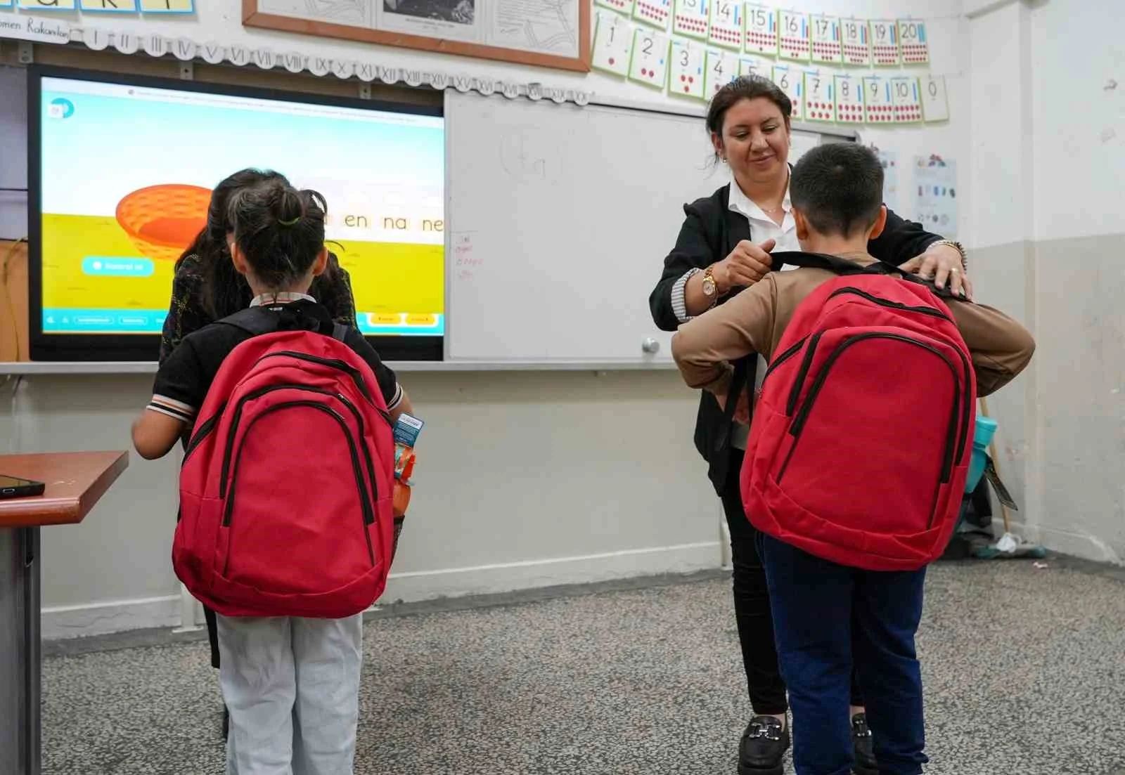 Diyarbakır’da öğrencilere kırtasiye ve çanta desteği