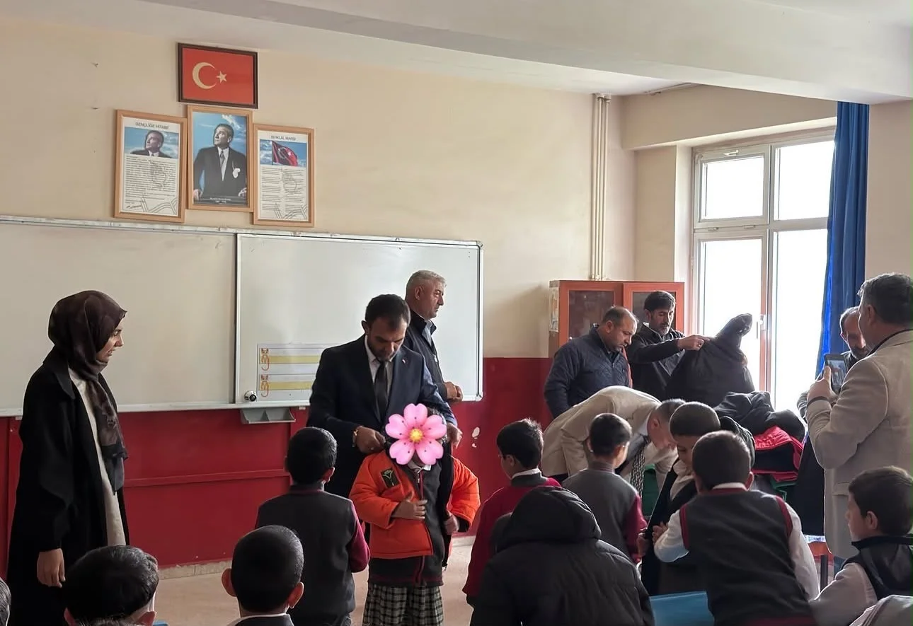 Patnos’ta öğrencilere mont ve bot desteği