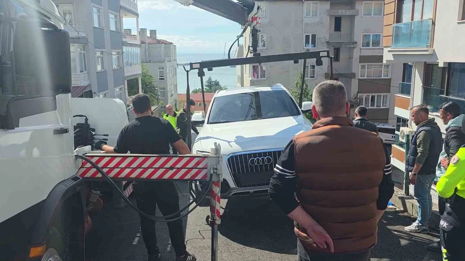 Freni boşalan araç istinat duvarında asılı kaldı