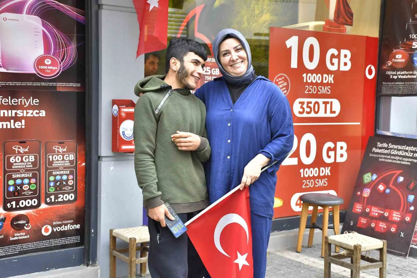 Özel gereksinimli bireyler Cumhuriyet Bayramında esnafa bayrak dağıttı