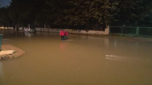 Küçükçekmece’de Nakkaş Deresi taşma noktasına geldi