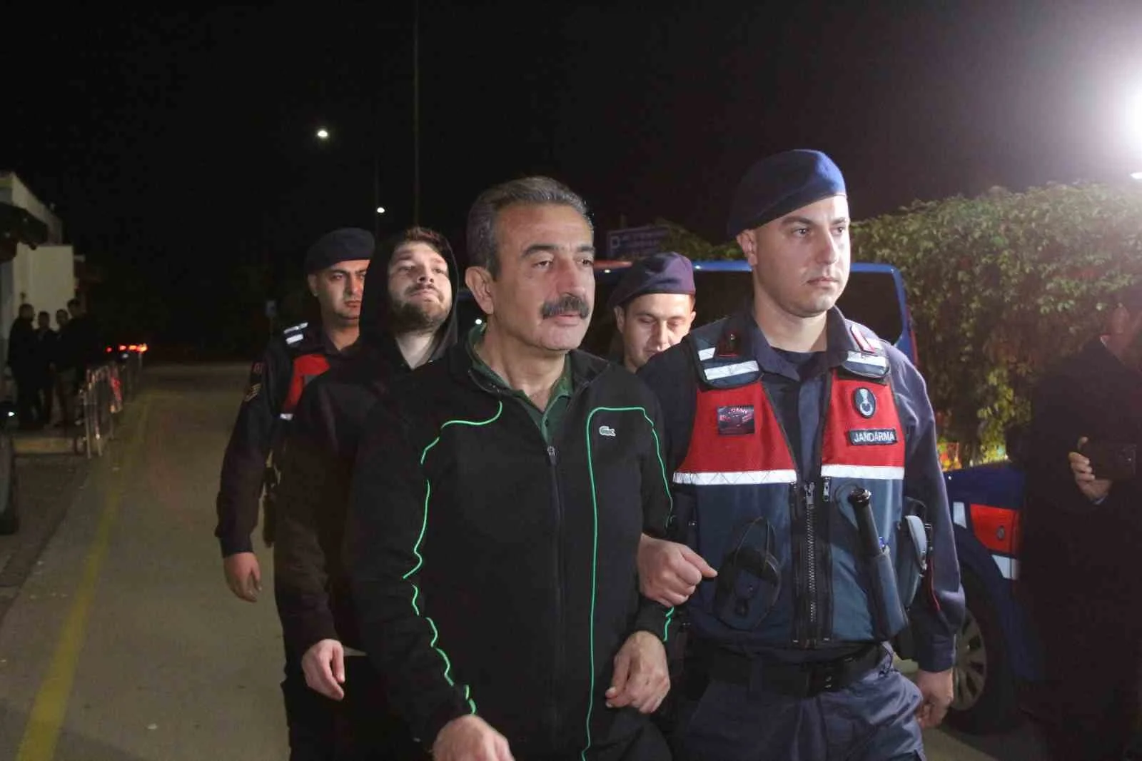 Çukurova Belediyesi soruşturmasında mevcut başkan Emrah Kozay dahil 34 şüpheli tutuklandı