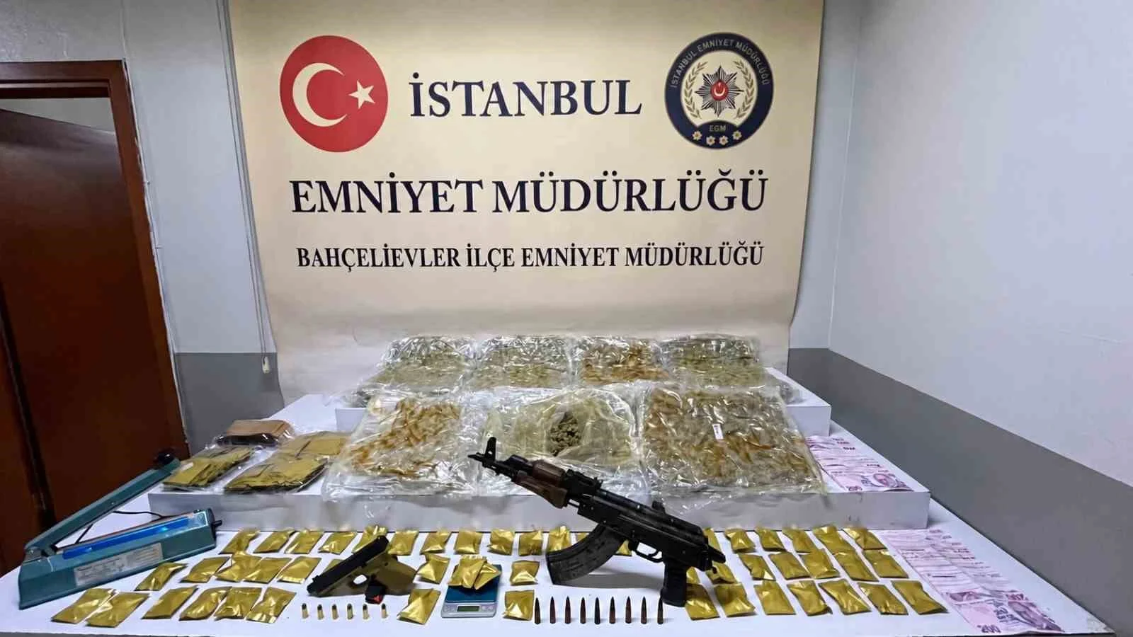 Başakşehir’de uyuşturucu operasyonunda AK-47 ele geçirildi