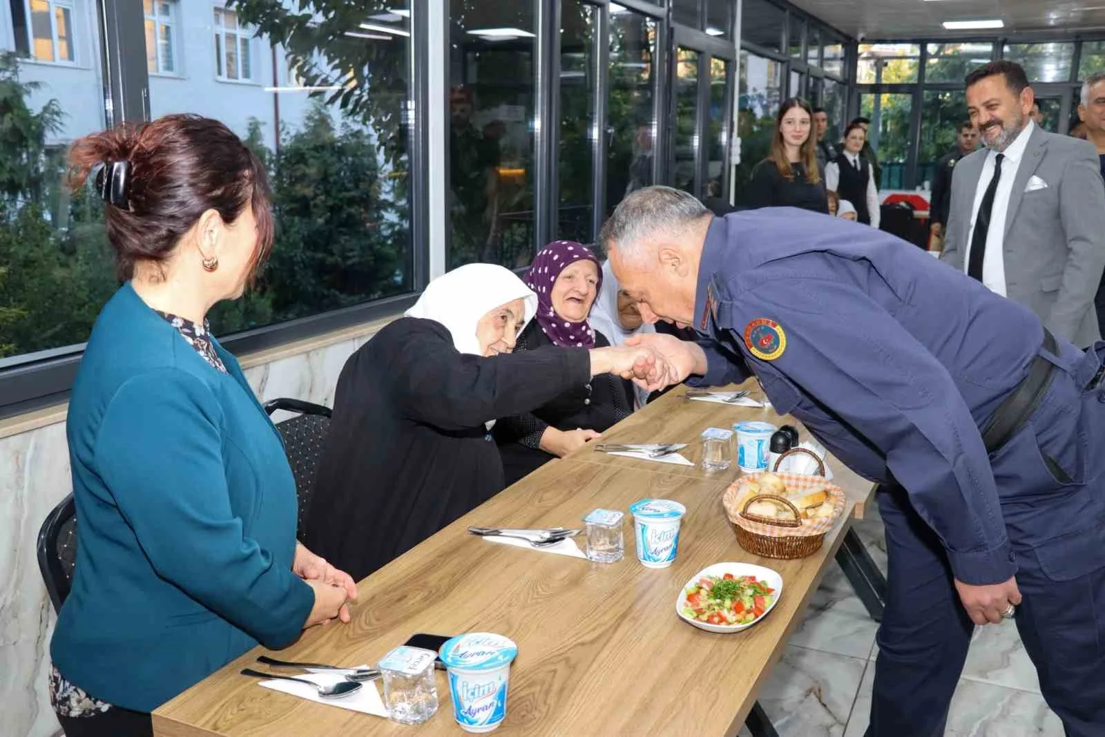 Bilecik’te huzurevi sakinleri jandarmada ağırlandı