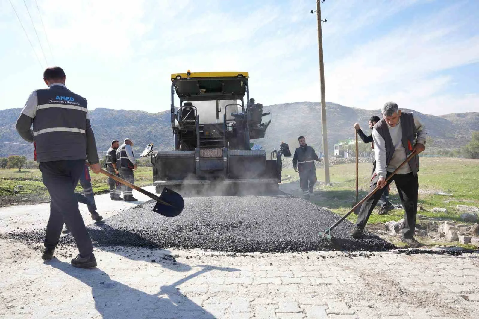Hani ile Elazığ arasındaki bağlantı yolu sıcak asfaltla yenilendi