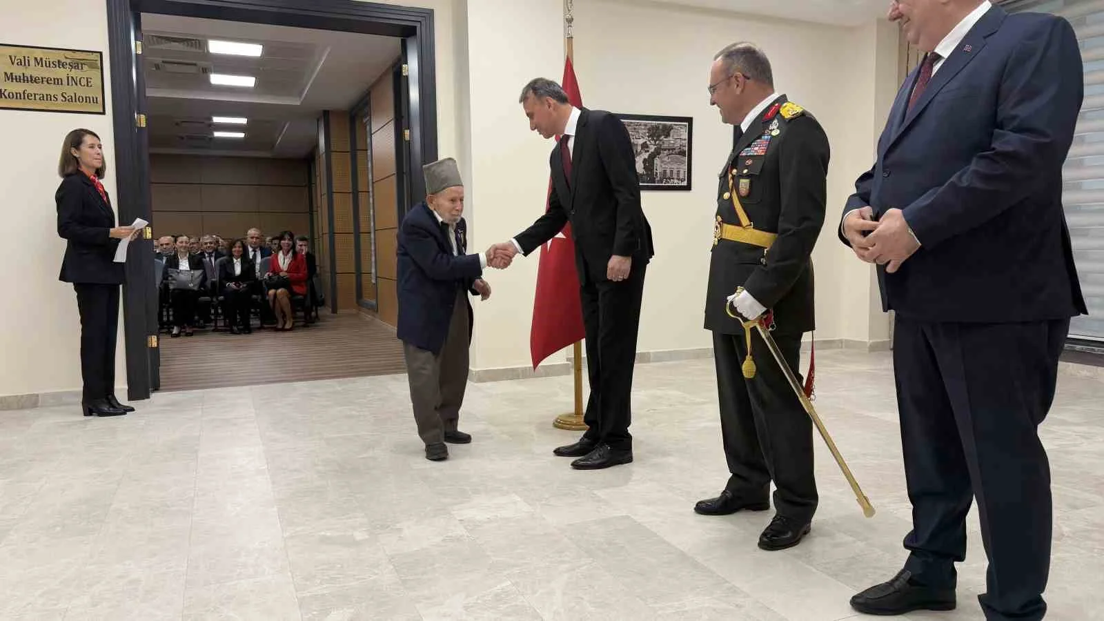 Cumhuriyet Bayramında, Kore Gazisi’ne gösterilen saygı tebrikat törenine damga vurdu