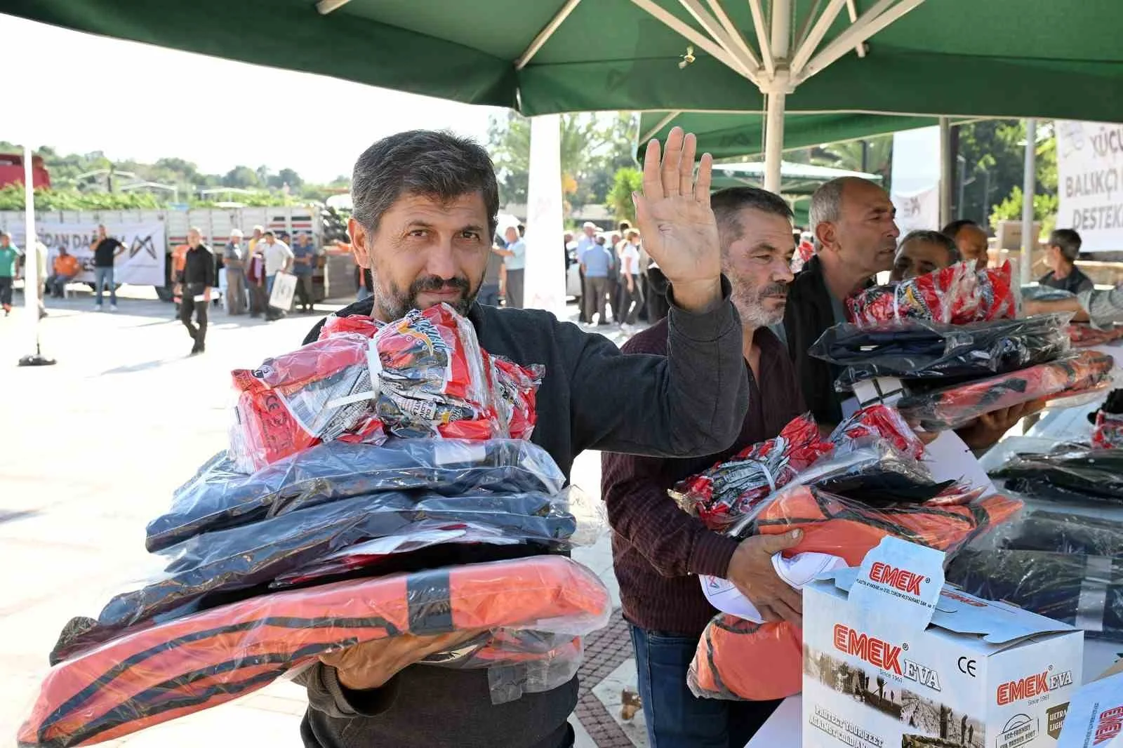 Mersin’de üreticilere makine, fide ve hayvan desteği