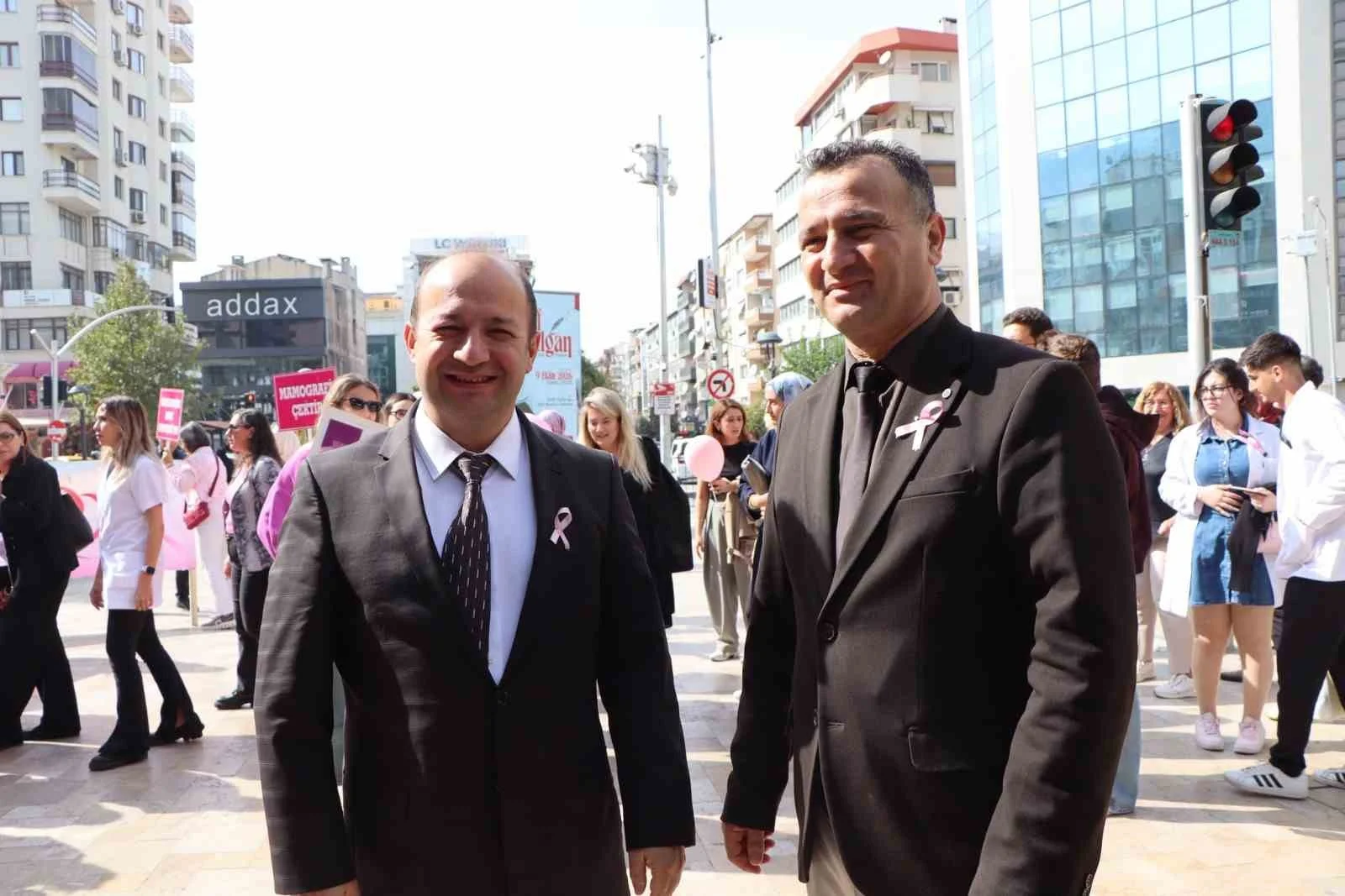 Pembe kurdeleli farkındalık yürüyüşü