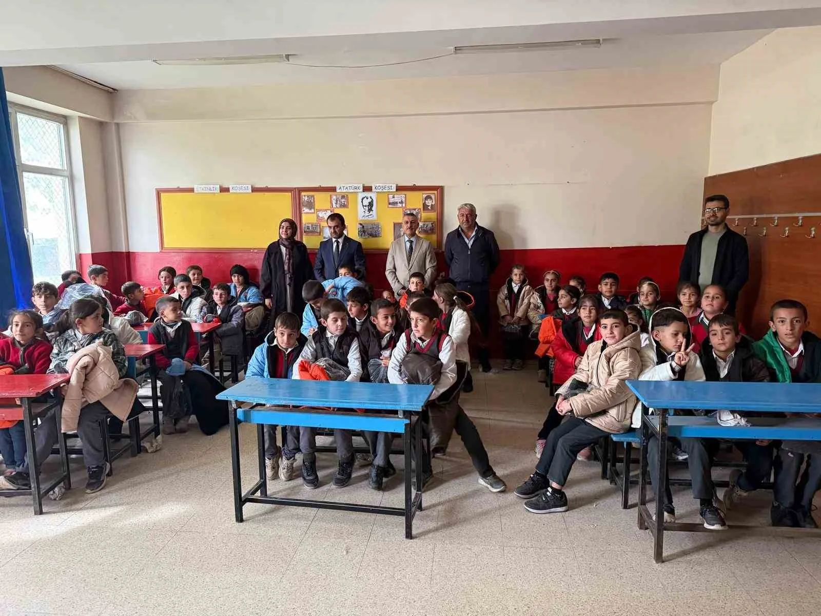 Patnos’ta 100 öğrenciye mont ve bot yardımı