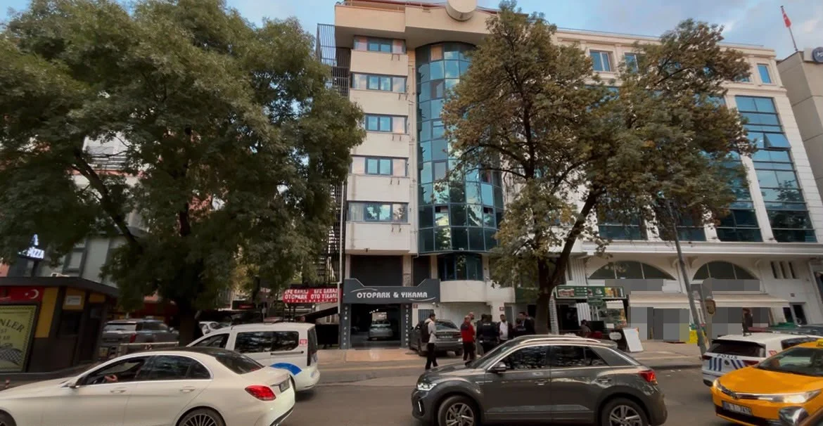 Ankara’da otelin 6. katından otomobilin üstüne düşen kadın ağır yaralandı