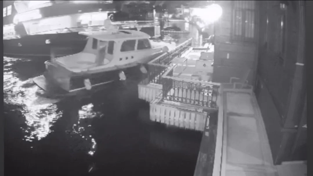 Derin Mermerci’nin Boğaz’da bulunan tarihi yalısına yolcu vapuru çarptı... O anlar kamerada