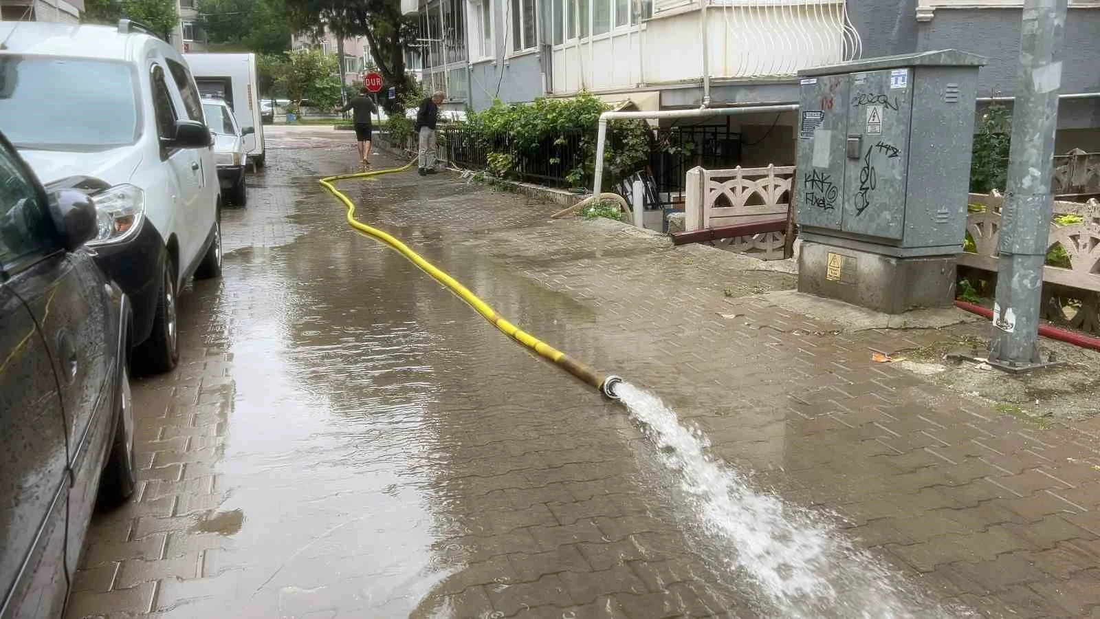 Bursa’da yağmur suları apartmanları bastı: 90 yaşındaki vatandaş mahsur kaldı
