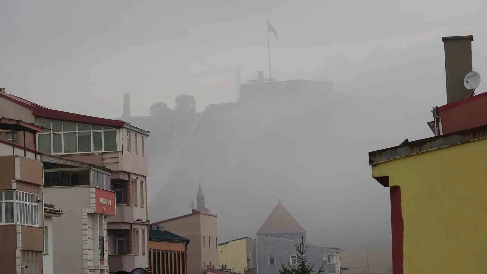 Kars’ta sis etkili oldu, tarihi Kars Kalesi sis bulutlarında kayboldu