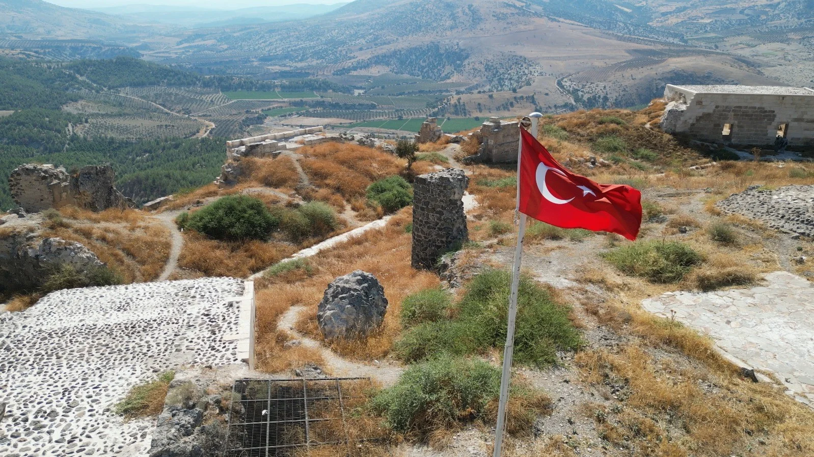 Yüzlerce basamakla ulaşılıyor, manzarası hayran bırakıyor