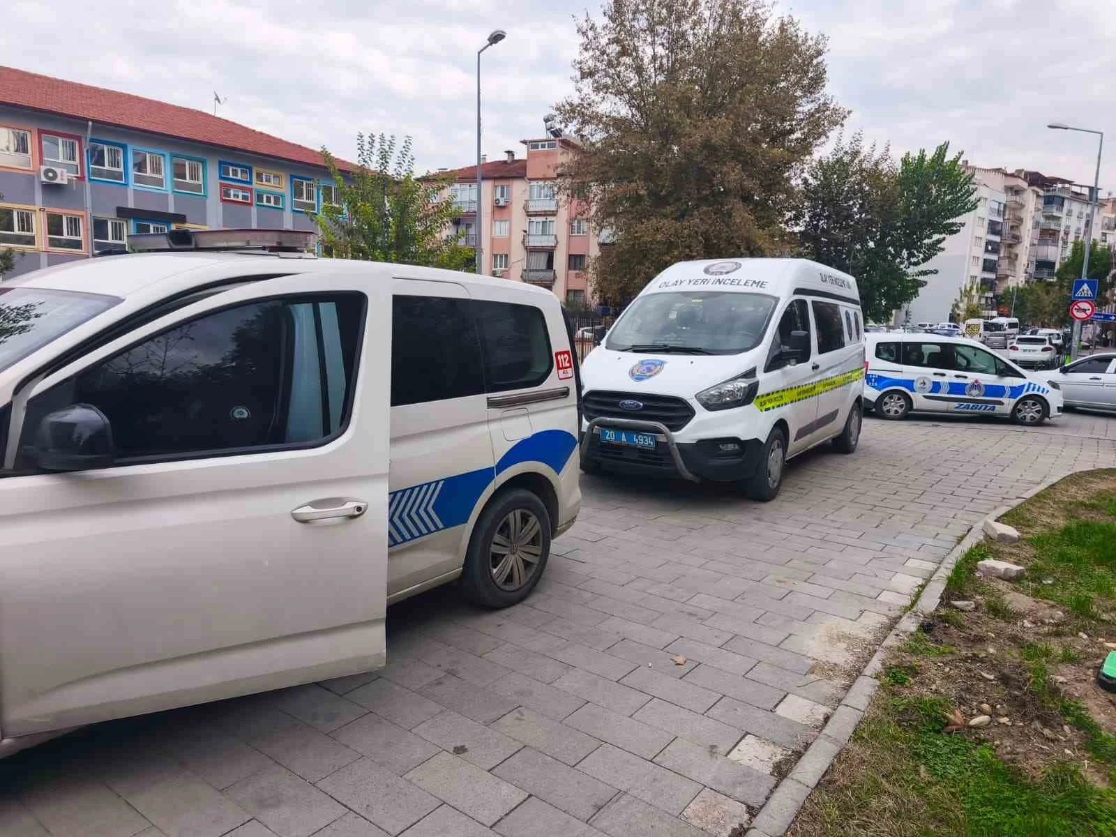 Muhtarlığın kamerasını söküp bahçeye attılar
