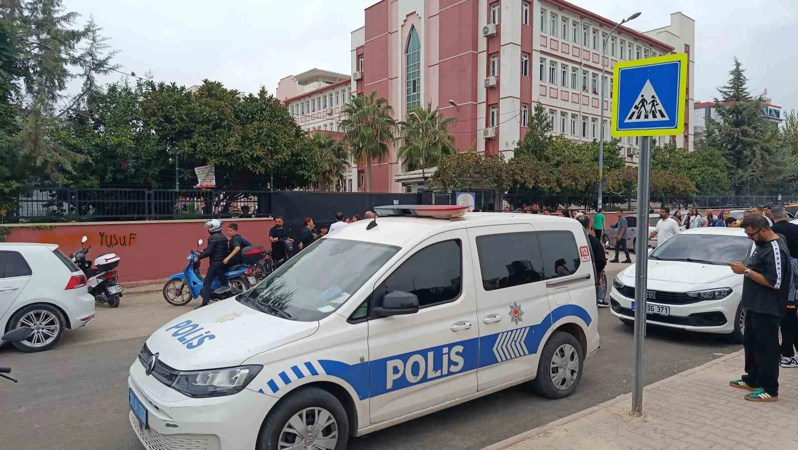 Adana’da okulda dedikodu kavgası: Kız öğrenci arkadaşını ekmek bıçağıyla yaraladı