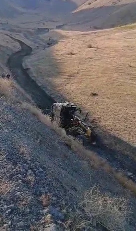 El freni çekilmeyen araç dere yatağına yuvarlandı