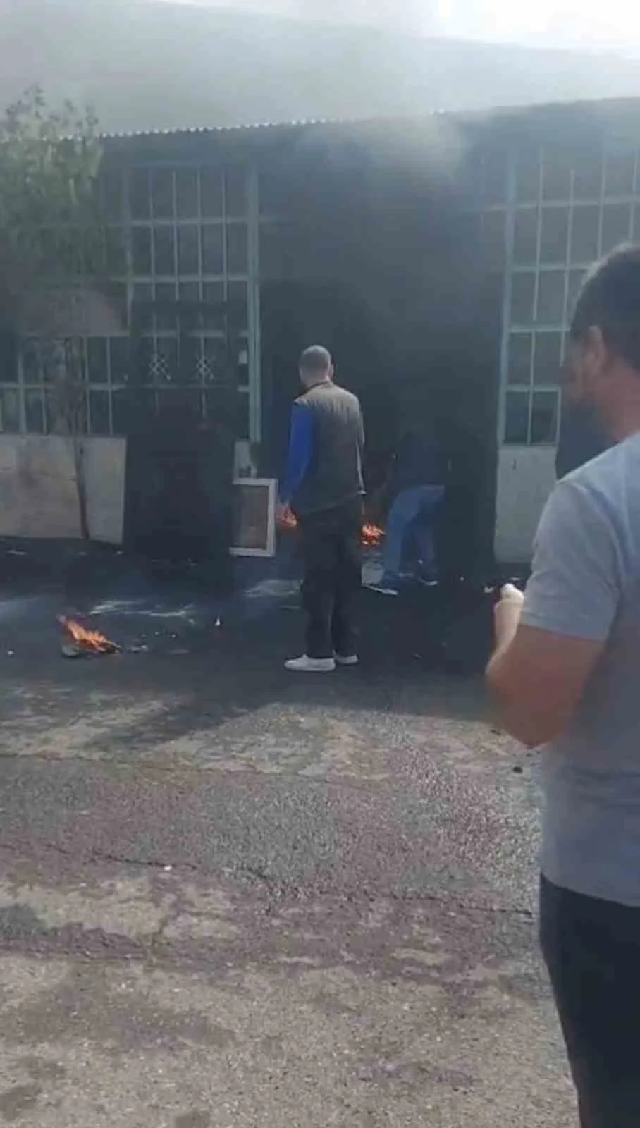 Bingöl’de kaynak yapılırken alev alan motosiklet kullanılamaz hale geldi