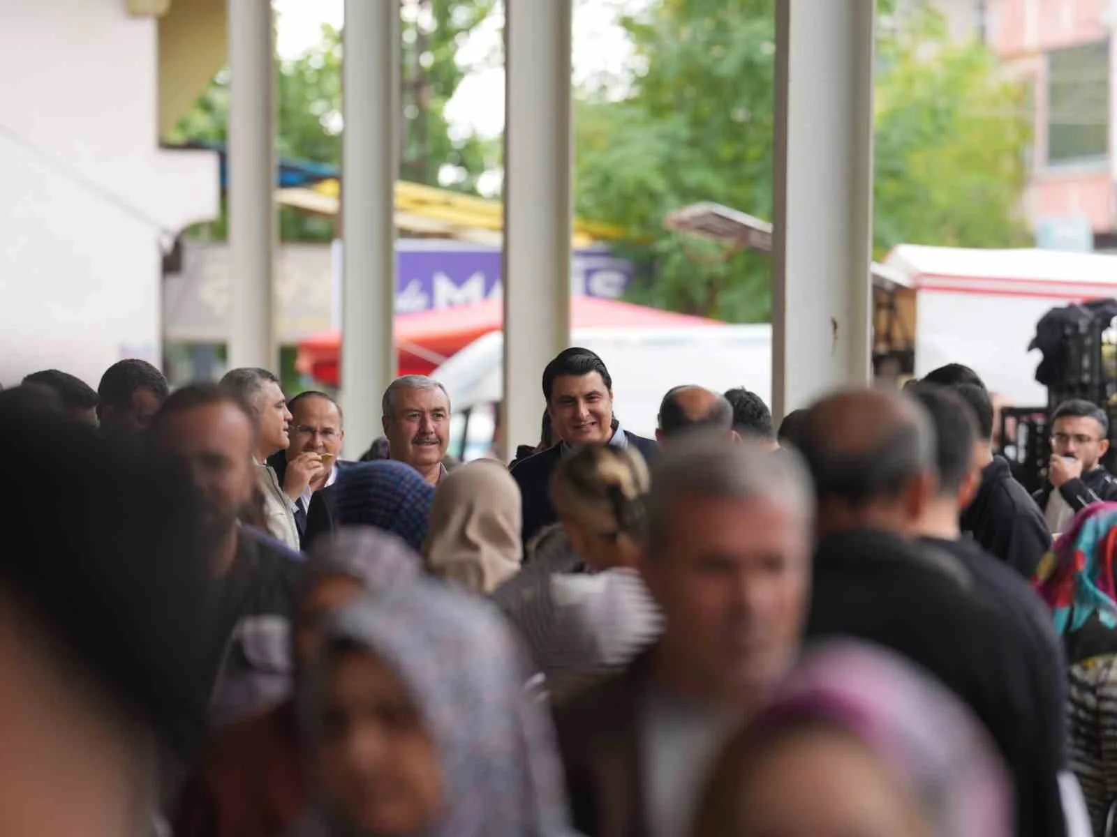 Yılmaz, hemşehrileri dinledi, pazarda fiyatları düşürdü