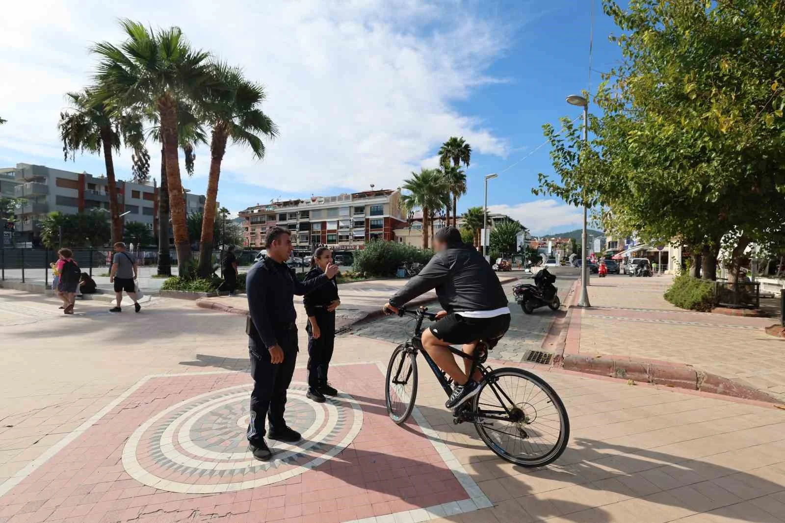 Marmaris’te zabıtadan yaya yolu denetimi