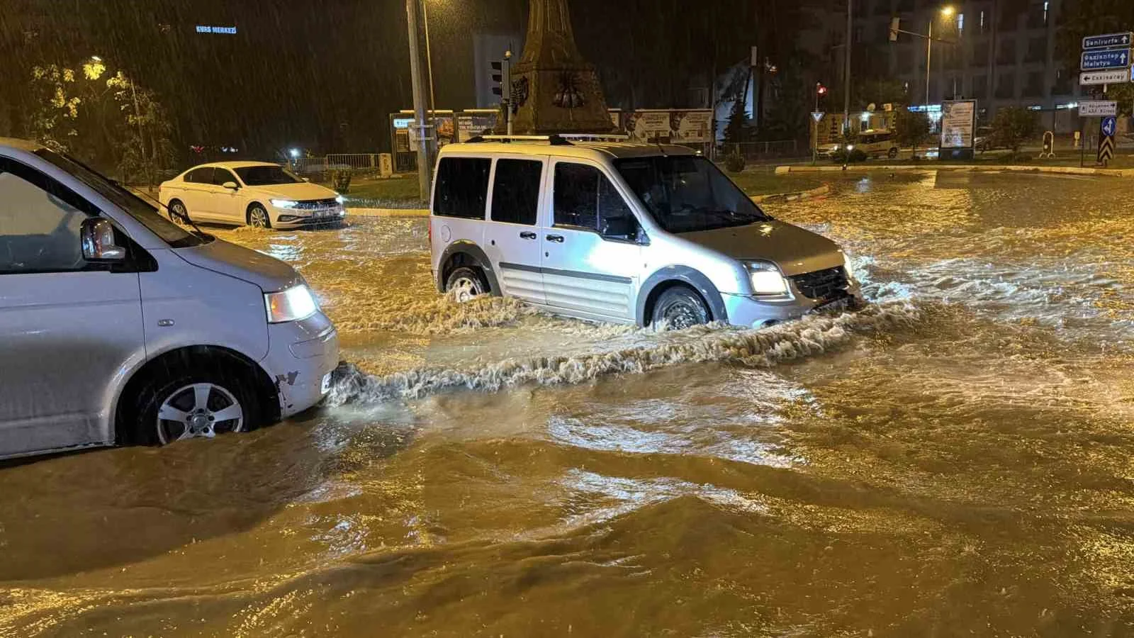 Adıyaman’da şiddetli yağış hayatı felç etti: Birçok araç mahsur kaldı
