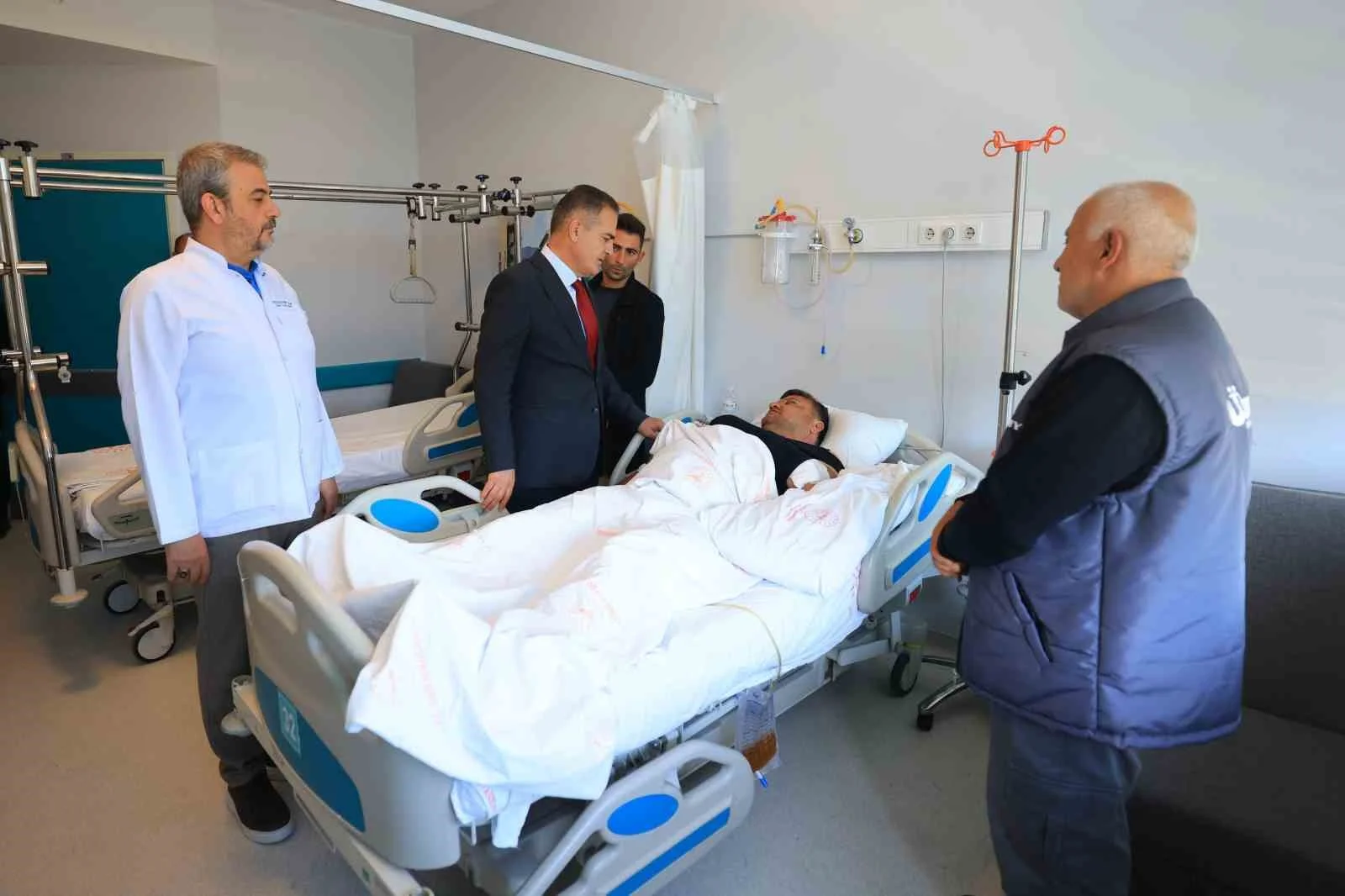 Muhtarlar Günü’nde kaza yapan Muhtar’a vali Akbıyık’tan ziyaret
