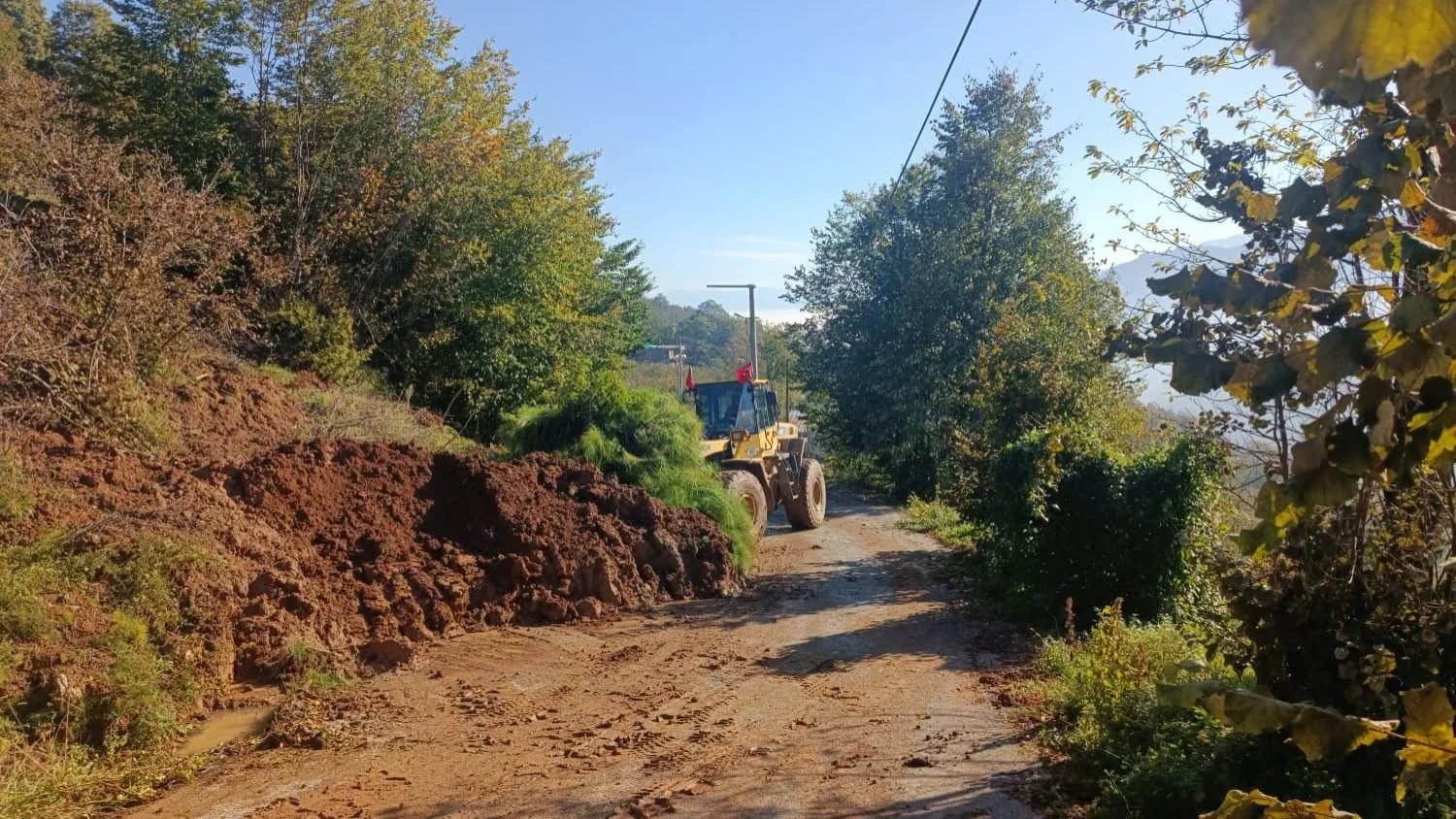 Gölyaka’da heyelan sonrası yolları güvenli hale getirdi