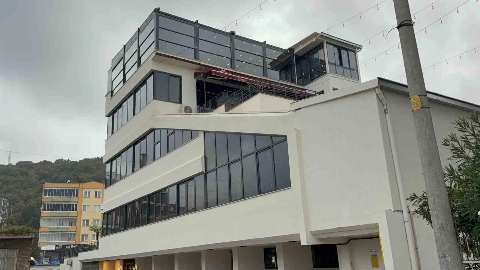 Restoranın yemek asansörü 4. kattan zemine düştü: Garson hayatını kaybetti